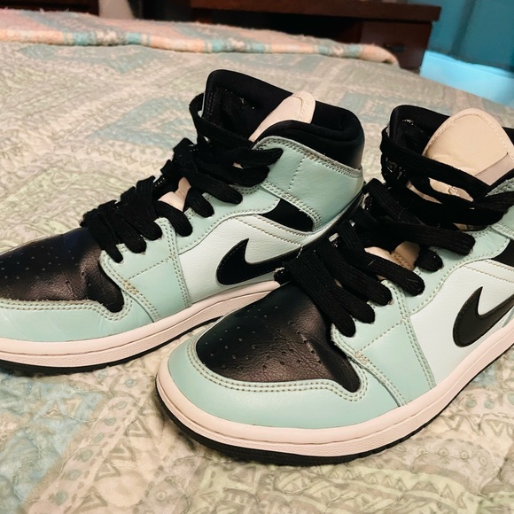 Nike Air Jordan 1mid High-Tops in Teal/ Mint and Black - Picture 8 of 9